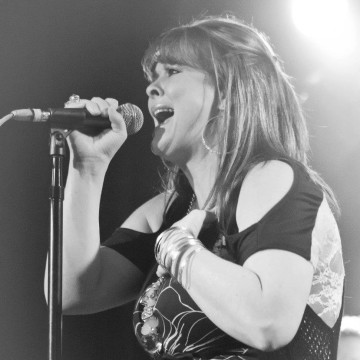 Sherry Lynn performing on Billy Block Show